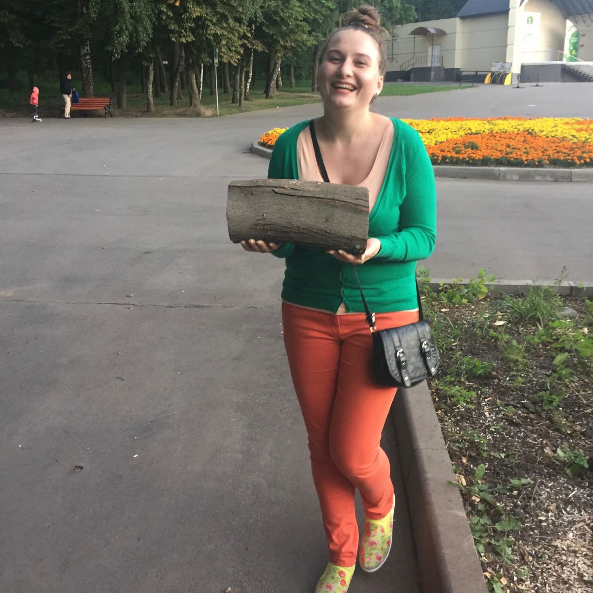 Привет! Это я 10 лет назад. Идеально сочетаюсь с клумбой 🙈 И вообще не помню почему держу пенек в руках 😂 Но судя по улыбке момент был веселый 