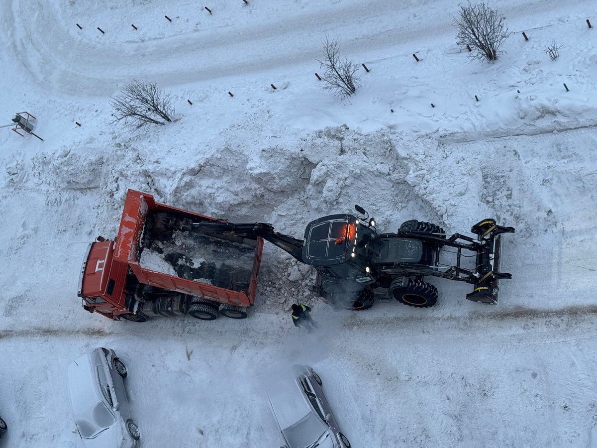 За январь уже пять раз чистили двор и дважды вывози снег со дрора. Будет копейка болшая в платёжку за январь.