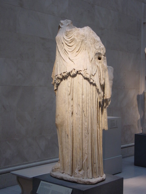 Статуя без головы из Метрополитен-музея
