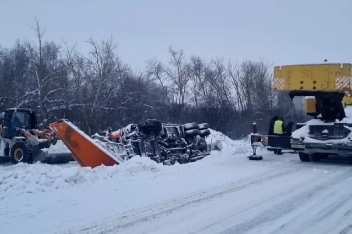    На трассе под Троицком перевернулась снегоуборочная машина