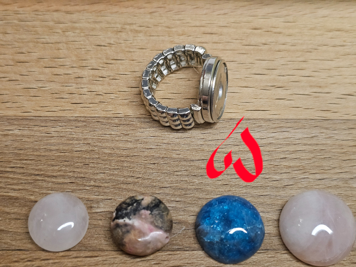 Доброе утро дорогие друзья!   😊Итоги голосования ( сами видите)  и мой выбор — апатит! 💙Огромное спасибо всем, кто голосовал за камень для кольца! Победил (и на каналах, и в моем сердце) голубой апатит.Почему он?💎 Яркий цвет идеально контрастирует с серебром.💎 Результат совпал с моим внутренним предпочтением.💎 Розовый кварц — прозрачный, унакит — не так «зажигает» с серебром.Апатит — бесспорный чемпион по эффектности для этой модели. Работаем дальше!