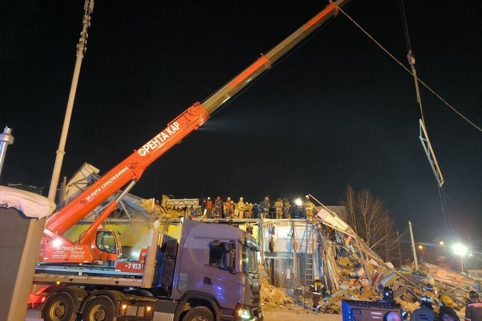    Спасатели разберут разрушенный ТЦ в Новосибирске до пола. Никита МАНЬКО