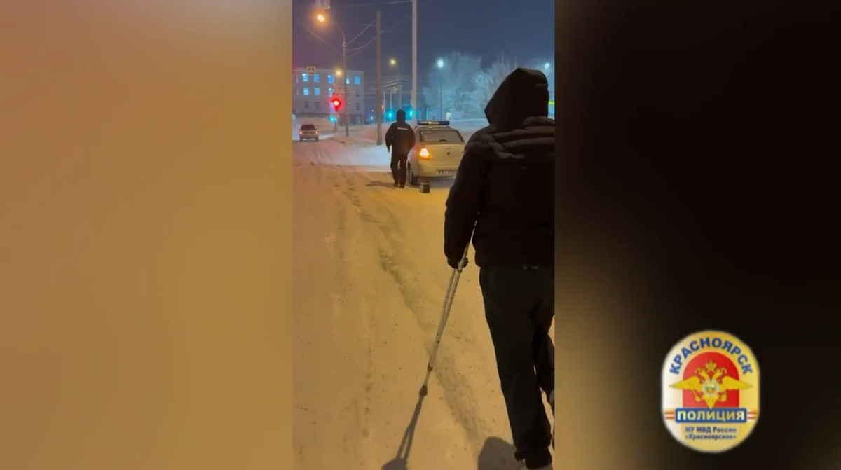     Полицейские помогли замерзающим на дороге красноярцам