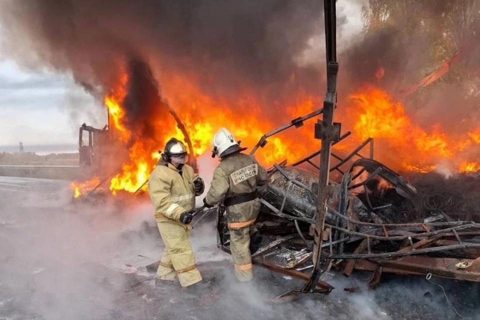    В результате аварии две фуры и «ГАЗель» загорелись. Фото: ГУ МЧС России по Новосибирской области