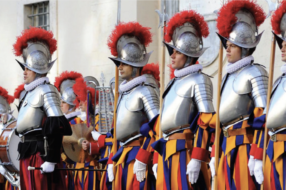 А если целый день в таком облачении простоять? Да еще под жарким итальянским солнышком.