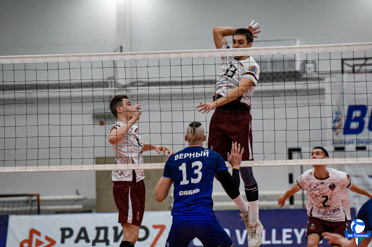 Волейбол. В атаке Александр Азаренко #13 и Денис Сайфуллин #2. Передачу дает Евгений Кабальнов #5. Игра "Тюмень" (Тюмень) vs "Текстильщик" (Ивановская область). 18 января 2026. Источник https://vk.com/photo-8775943_457281838