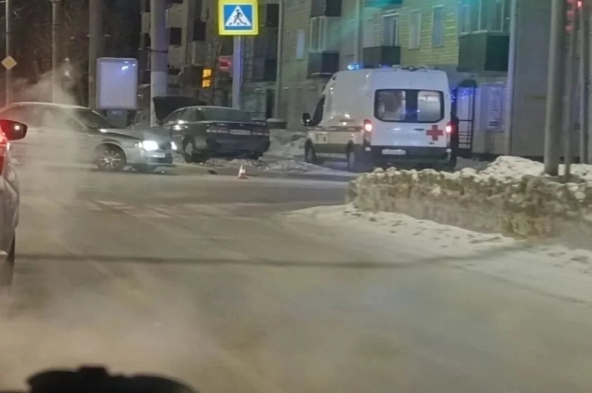    В городке Нефтяников в Омске машина въехала в столб на пешеходном переходе