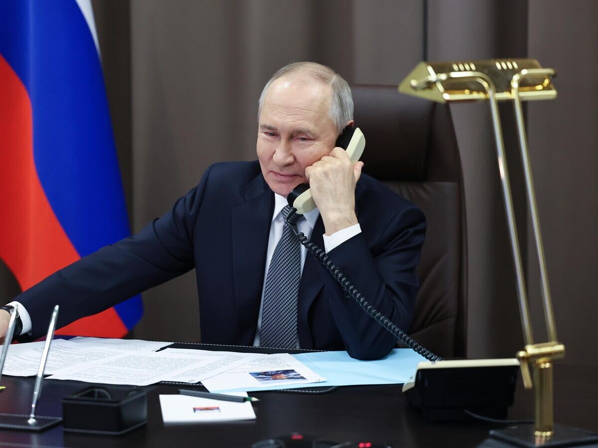    Владимир Путин разговаривает по телефону© POOL