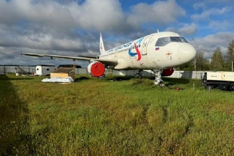    Telegram-канал «Уральских авиалиний». Самолет в поле под Новосибирском