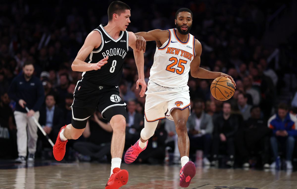    Баскетболисты "Бруклина" Егор Демина и "Нью-Йорка" Микал Бриджес  Sarah Stier/Getty Images