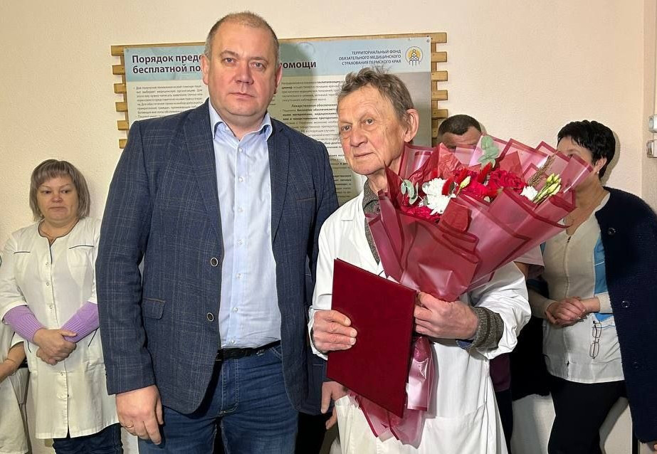 
Глава Кунгурского округа Сергей Толчин вручает почётную грамоту врачу-хирургу Владимиру Курникову