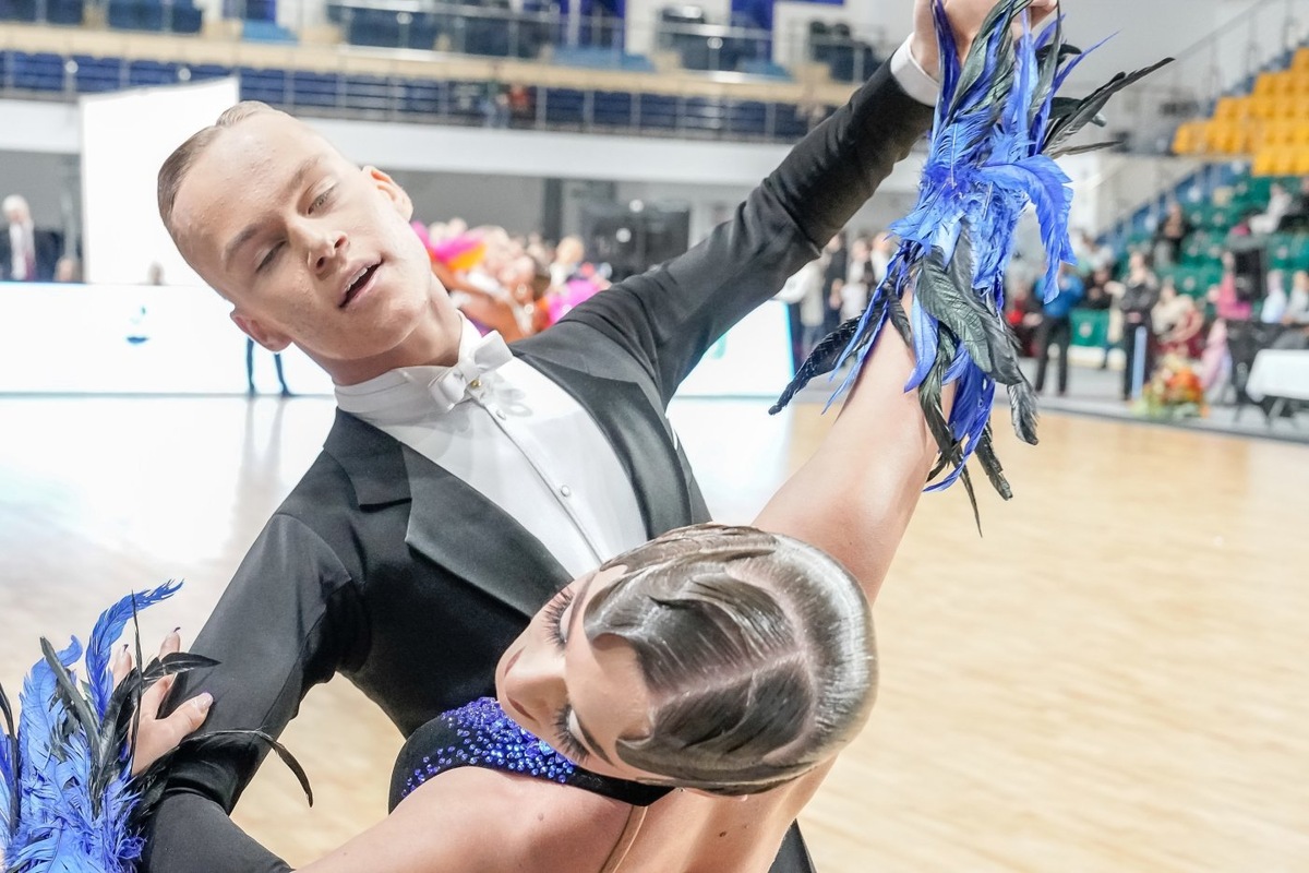    Легкий паркет, яркие победы