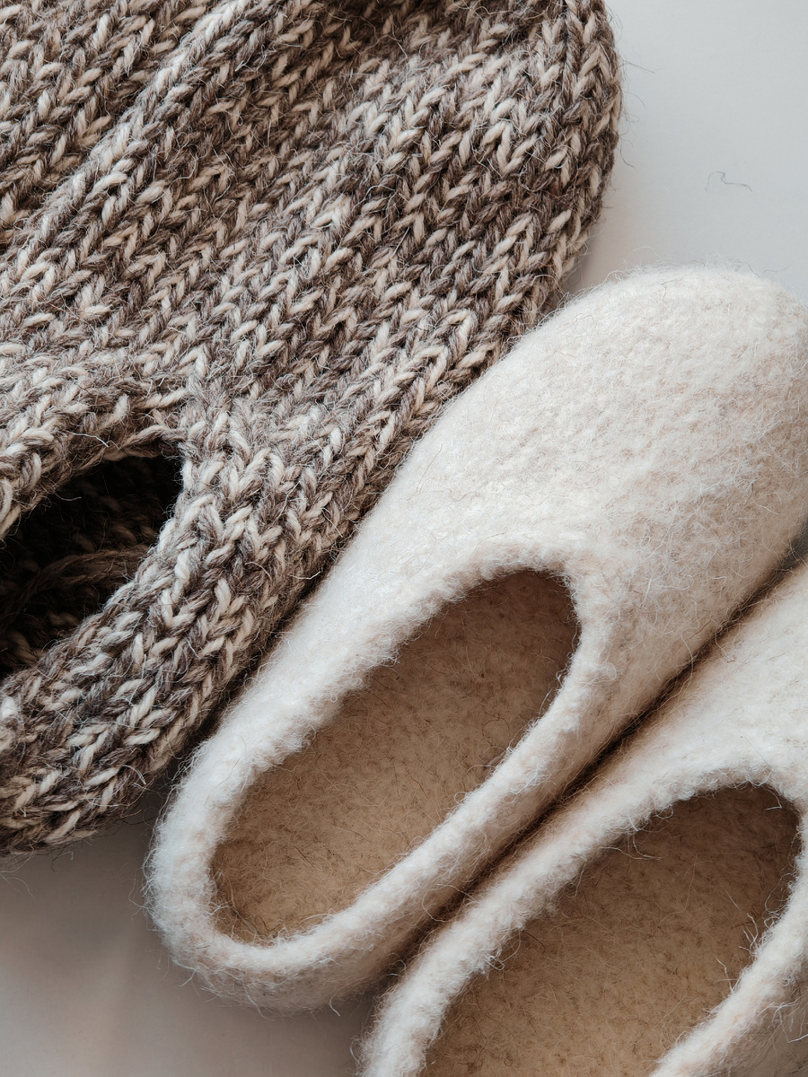 Вязаные тапочки превращаются в валяные