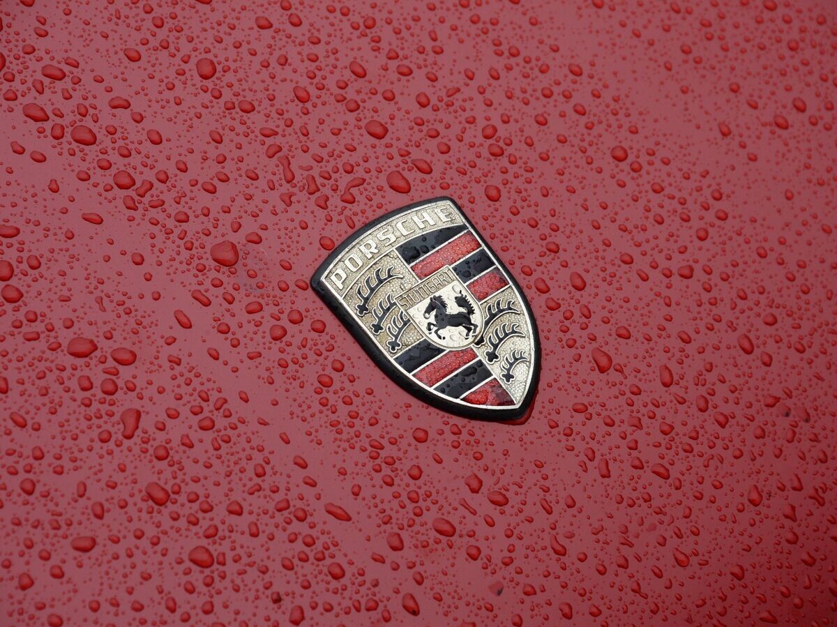    Значок немецкой автомобильной компании Porsche© РИА Новости . Кирилл Каллиников