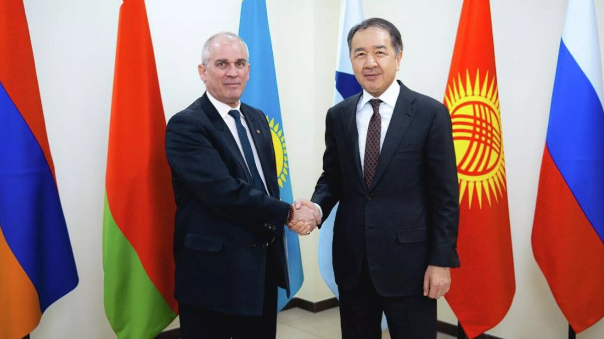 Постпред Кубы при ЕЭК Энрике Орта Гонсалес и Бакытжан Сагинтаев
© Photo : Пресс-служба Евразийской экономической комиссии