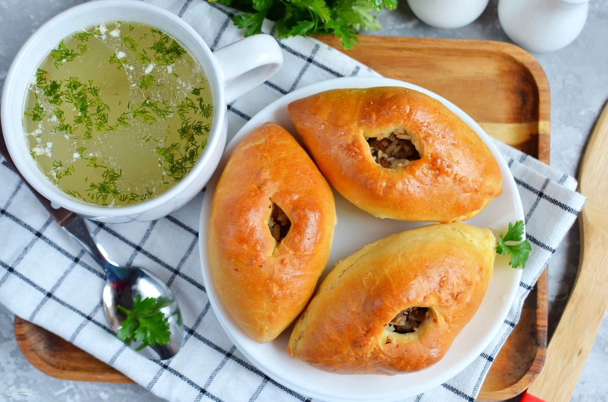 Грибной бульон с расстегаем