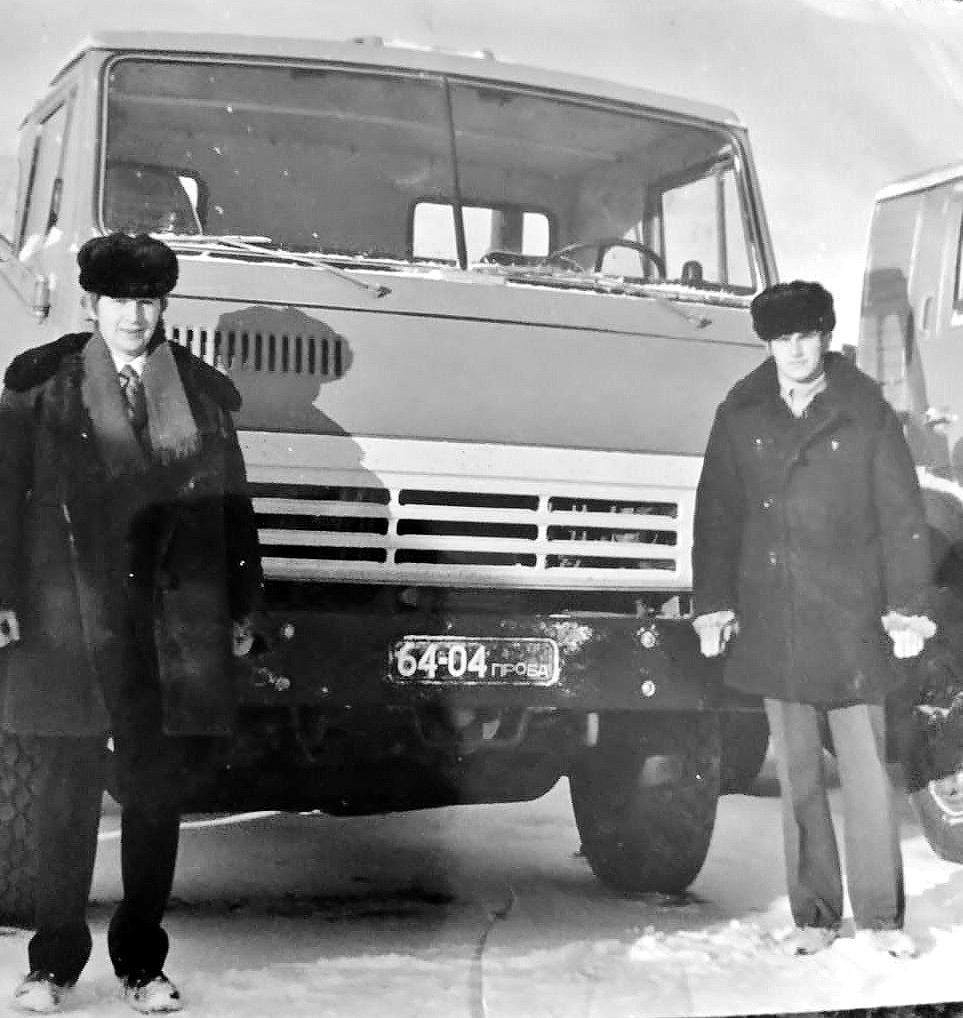 Слева направо: 1. Сычёв Алексей - инженер-испытатель. 2. Цыганов Николай Михайлович - водитель-испытатель.