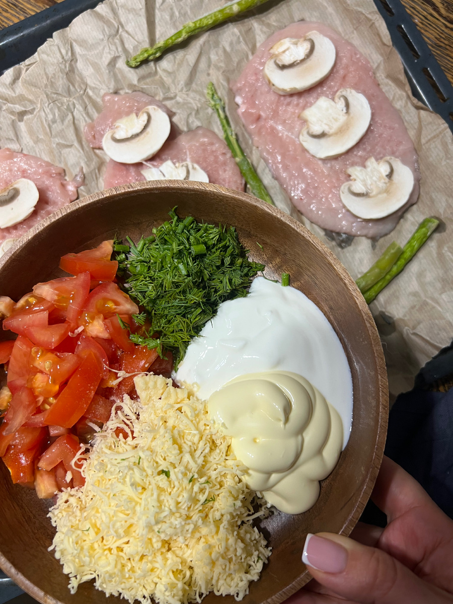 Помидор,зелень, сыр, сметана, майонез 