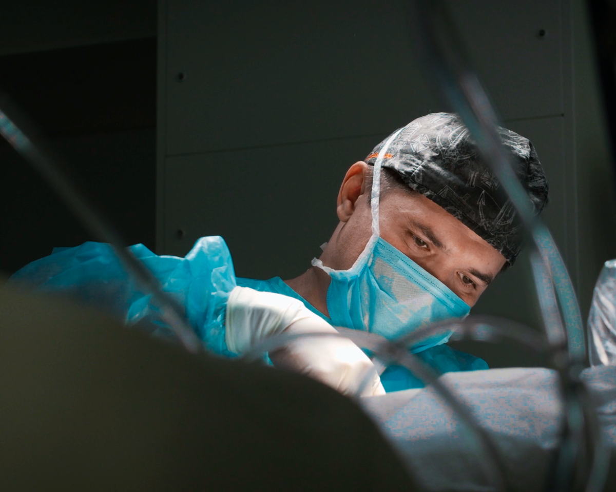 Руслан Хайрутдинов придумал свой метод исправления вальгуса. Скриншот из документального фильма «Manu Armata», режиссер Матвей Шолохов / Cloud prodaction / предоставлено для публикации hornews.com