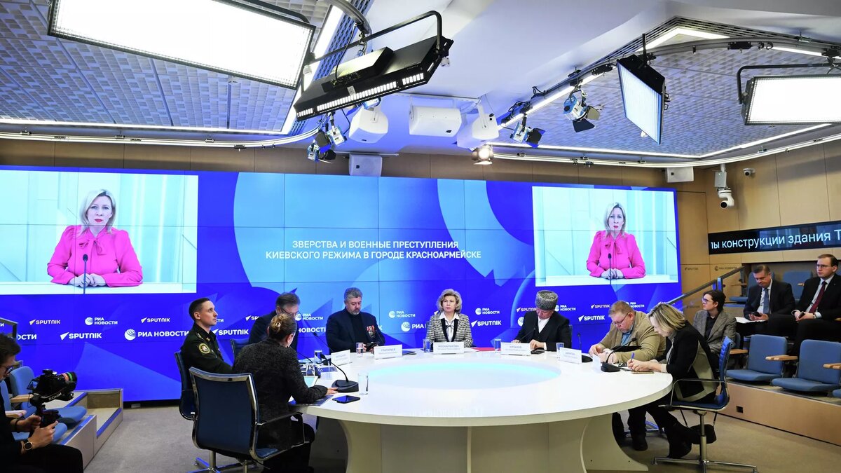 Презентация доклада о военных преступлениях киевского режима в Красноармейске / © Sputnik 