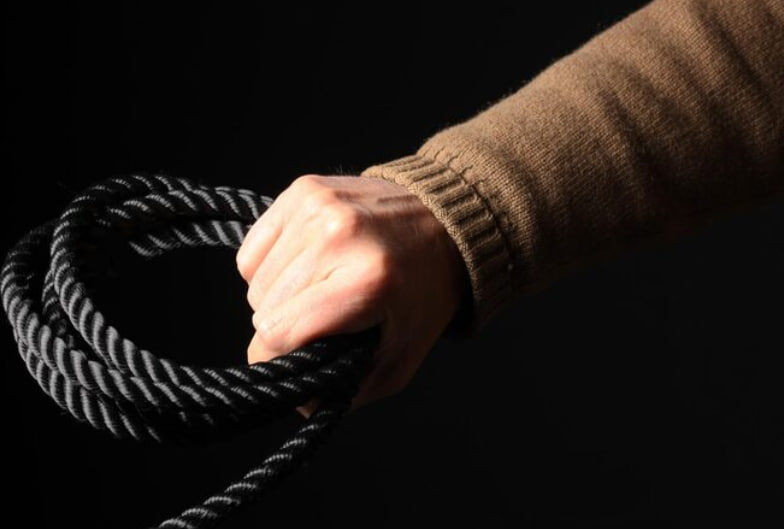 «Понаехали»: соседка напала на семью и избила годовалую девочку собачьим поводком