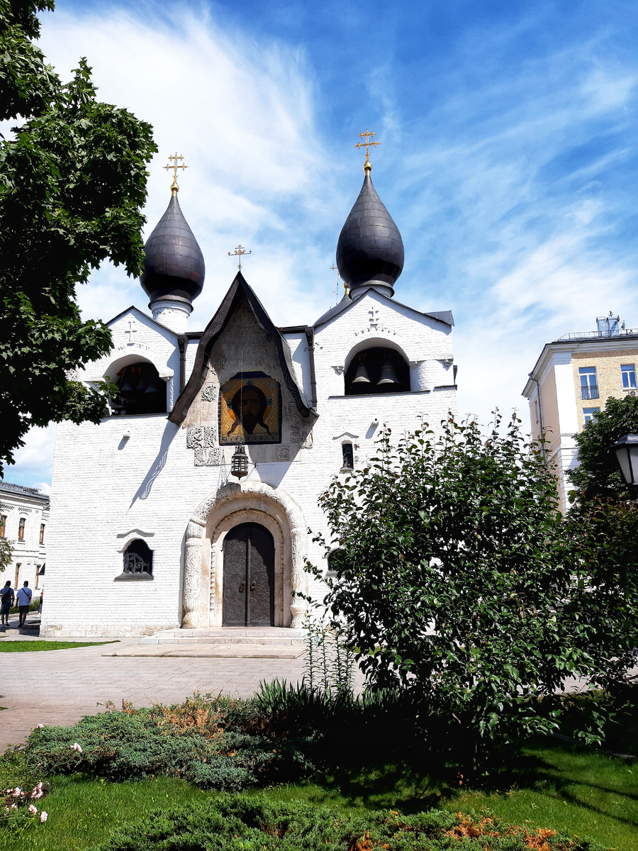 Марфо-Мариинская обитель — самый необычный и молодой монастырь в Москве, на Большой Ордынке.