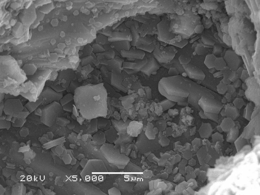 Фото: МГУ. Фрагмент поверхности частицы метеоритного тела Каинсаз