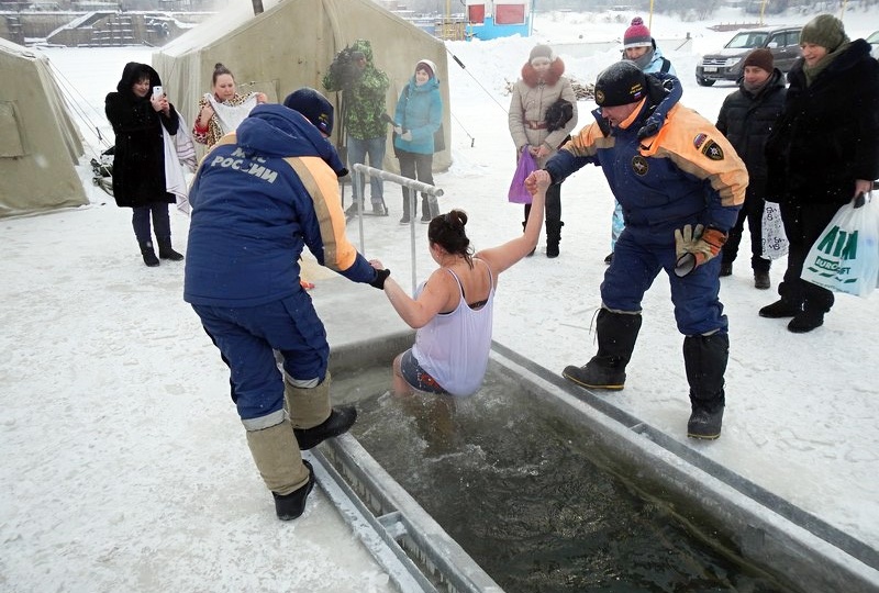 – Мужчина, как самочувствие? – спросила я, приседая рядом. Он медленно повернул голову. Взгляд был мутным, не фокусировался