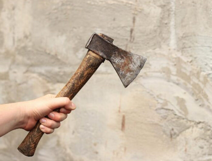 «Позвольте я отрублю вам голову?» мужчина устроил погоню за девушкой