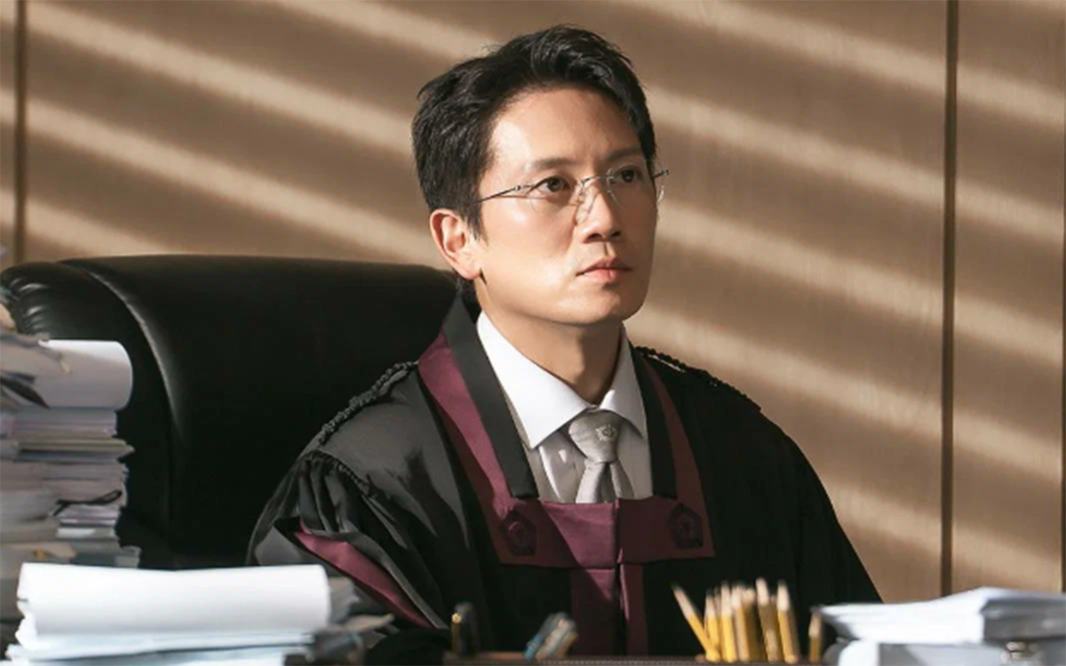 Кадр из дорамы "Судья Ли Хан Ён"