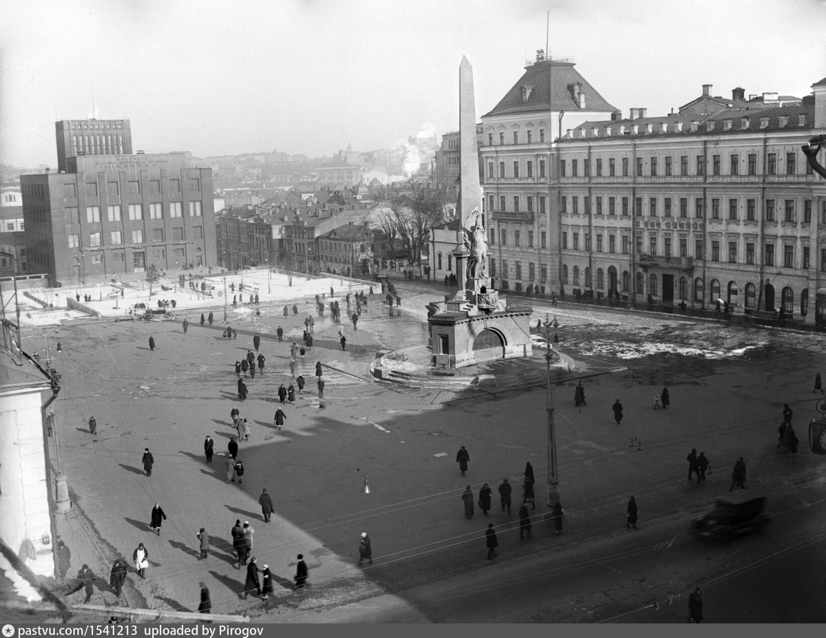 Нынешняя Тверская площадь в 1940 году. Тогда тут ещё стоял монумент Советской Конституции. С сайта www.pastvu.com.