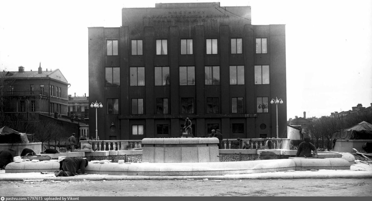 Строительство фонтана, 1940. С сайта www.pastvu.com. *относительно даты появления фонтана, есть вопросы. Где-то написано, что это 1939 год (но фотографии не подтверждают), в специальной литературе указан 1940-й. А в газетах - ближе к началу лета 1941 года.