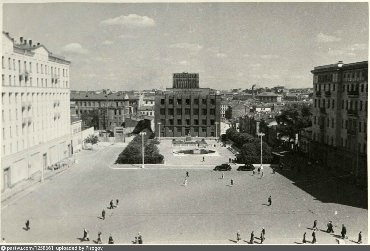 Площадь и фонтан в 1942 году. Автор фото: С.Н. Струнников. С сайта www.pastvu.com.