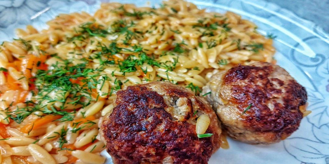 Макароны с тефтелями в одной сковороде. Простой ужин для всей семьи.