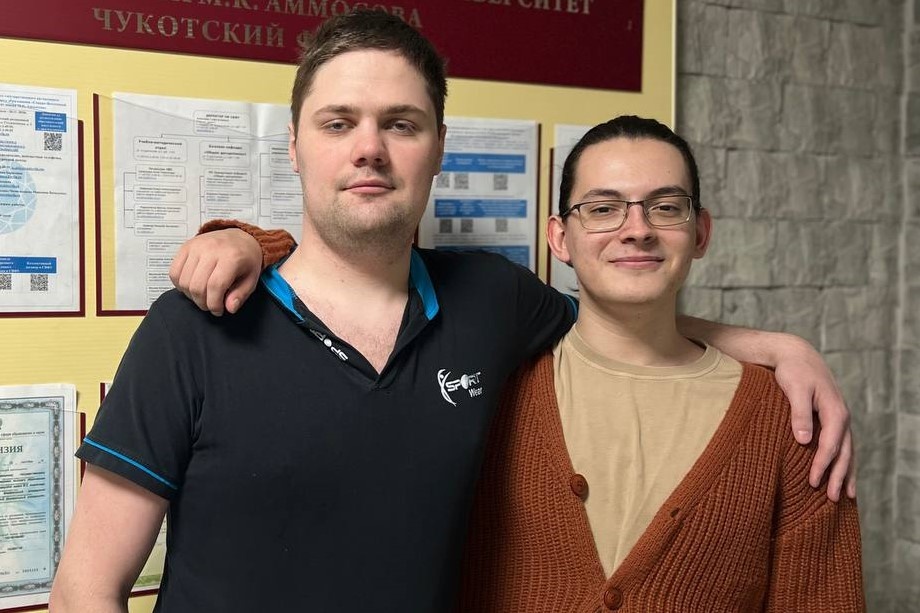 Фото: чукотский филиал СВФУ. Стипендиаты Михаил Серегин и Иван Степанюк 