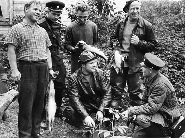 Гагарин и Леонов с друзьями на охоте. Фото из открытого доступа