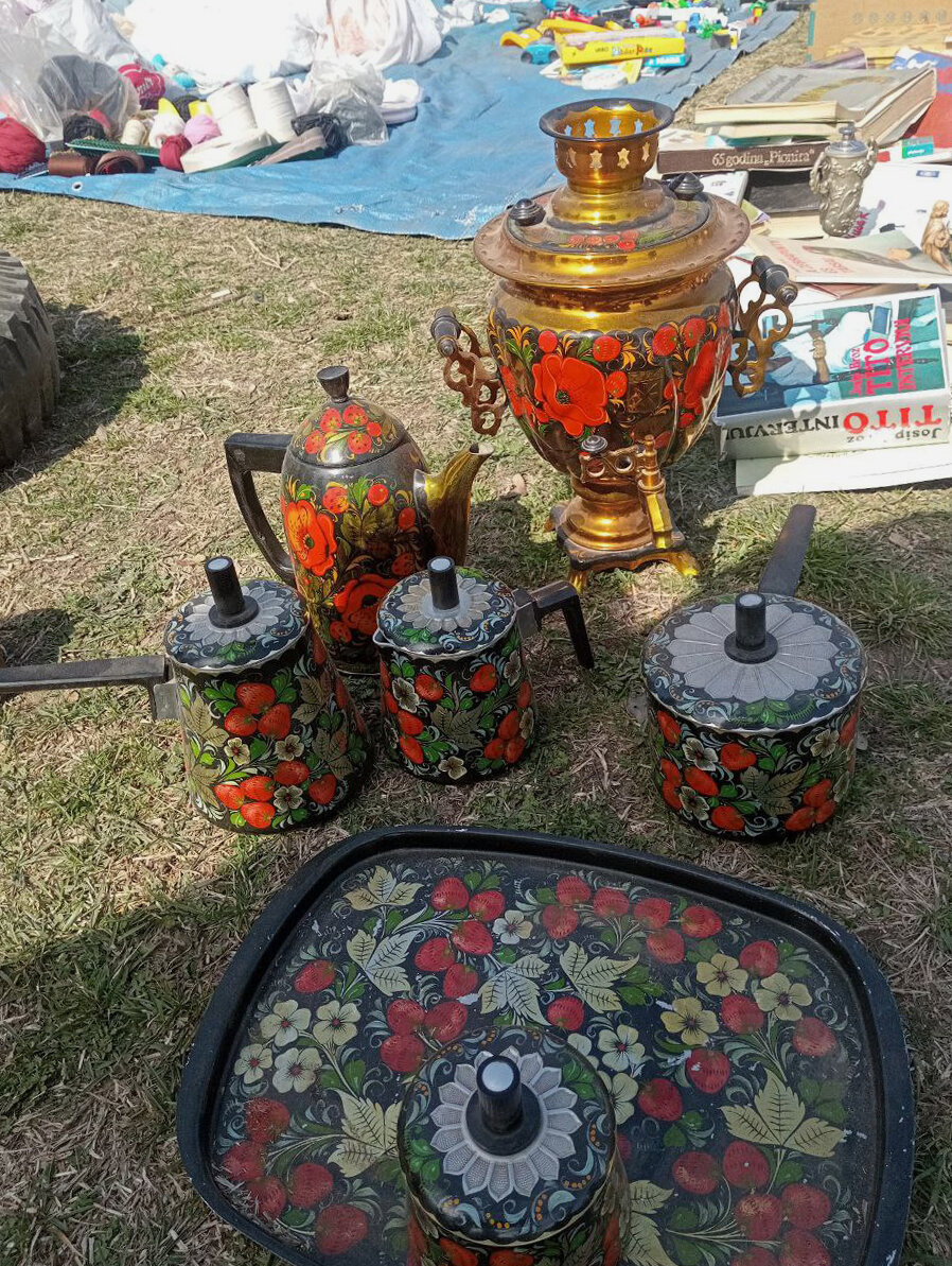 Одна из самых неожиданных находок — набор кухонной утвари, расписанной под хохлому, во главе с пузатым самоваром. Продавец оценил его в 150 € (приблизительно 13 700 ₽). Все самые серьёзные покупки в Сербии совершают в евро, а не в местной валюте