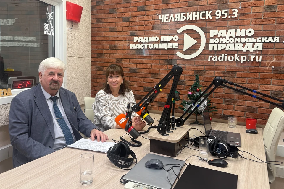 Декан химического факультета Владимир Бурмистров и ведущая программы "Радио наука", профессор Анна Таскаева.