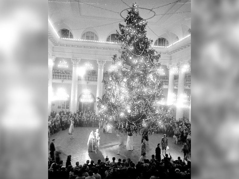 Школьники столицы на новогодней елке в Доме союзов (1944) (Российский государственный архив кинофотодокументов)