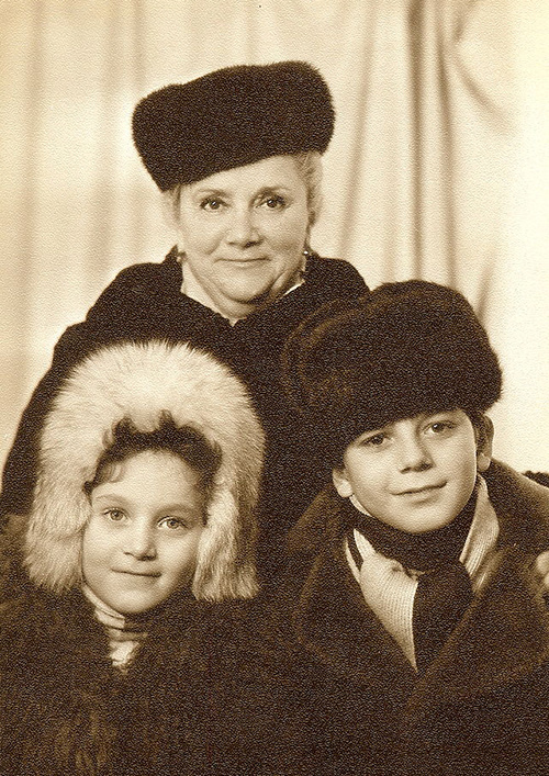 Полина Моисеевна, мать Нелли Михайловны, с внуками Наташей и Андреем.
