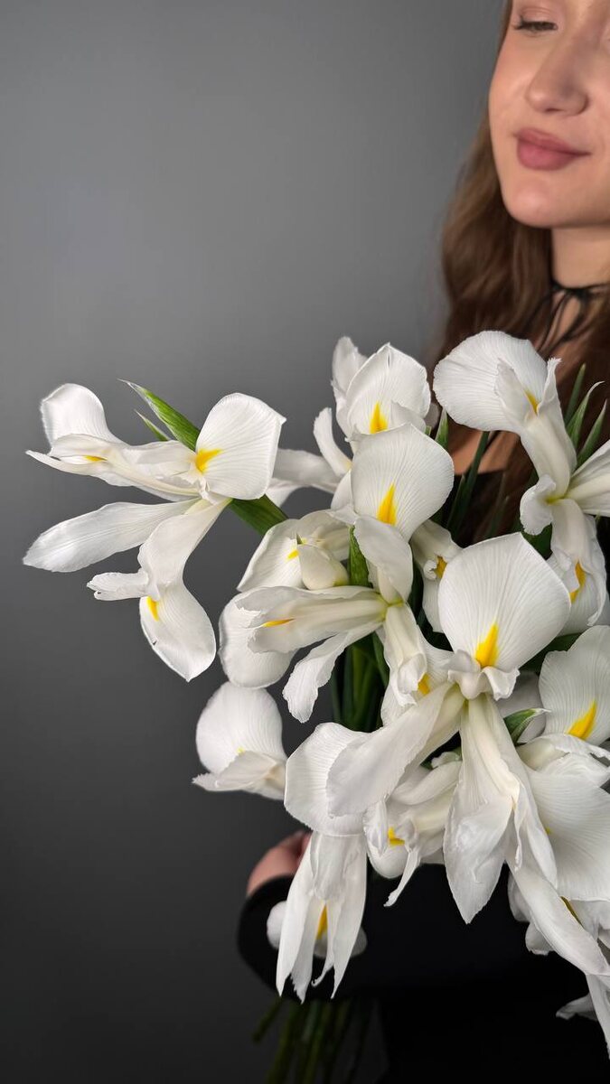 Ульяна с белоснежными ирисами для первого весеннего букета