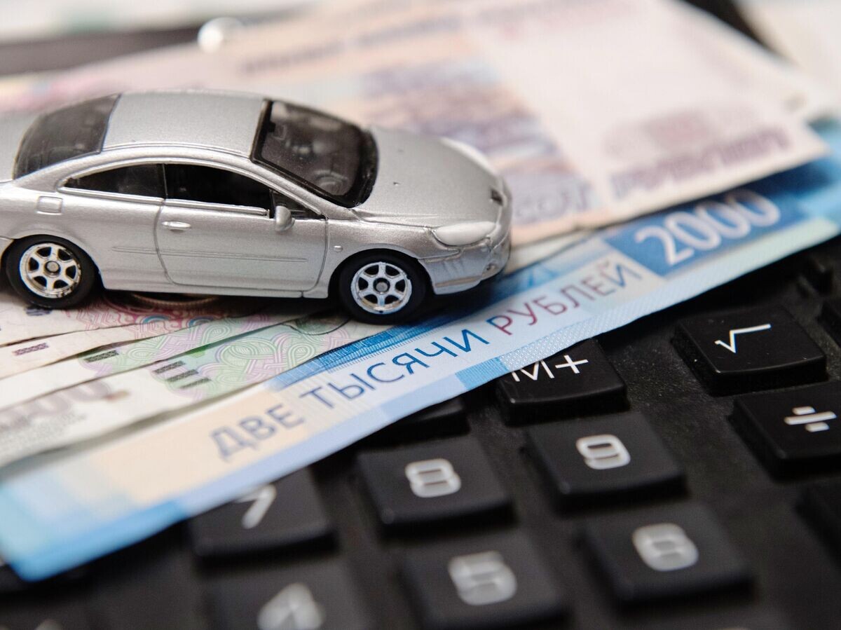    Рублевые купюры разного достоинства и вычислительная машинка © РИА Новости . Нина Зотина