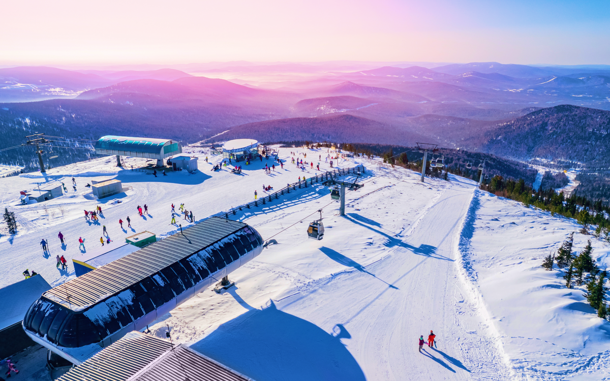 Фото зимнего горнолыжного курорта Шерегеш, вид сверху с высоты птичьего полета, Кемеровская область