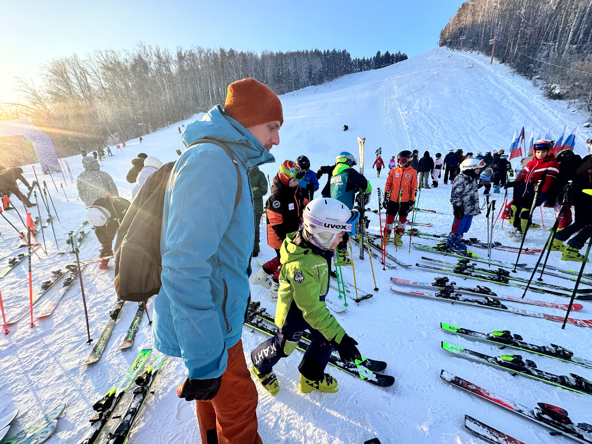 На местных соревнованиях уже отработанный режим. Знает, что, где и когда.