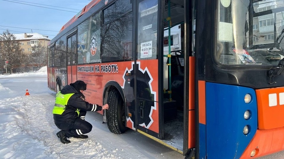 Пенсионерка в реанимации: в Каменске-Уральском автобус сбил пешехода на «зебре»