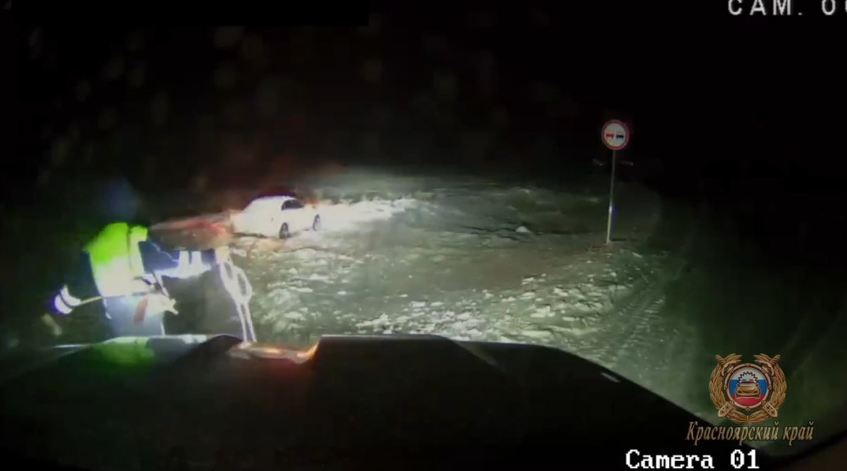     На юге Красноярского края полицейские вытащили застрявшую в снегу машину