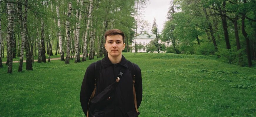    Александр Александрович Блохин — педагог русского языка и литературы, куратор медиакласса ГБОУ Школы № 1571. В интервью для сайта Школы журналистики имени Владимира Мезенцева при Центральном доме журналиста он рассказал о запуске профиля, роли куратора, формировании навыков медиаграмотности и важности гуманитарной базы для анализа информации в эпоху фейков и нейросетей. Диана Юшкевич