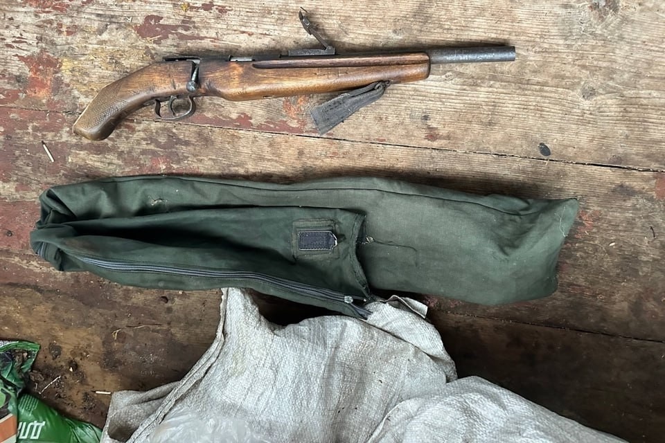    Подозреваемый наткнулся на старую винтовку с искривленным стволом на чердаке заброшенного дома УМВД России по Оренбургской области
