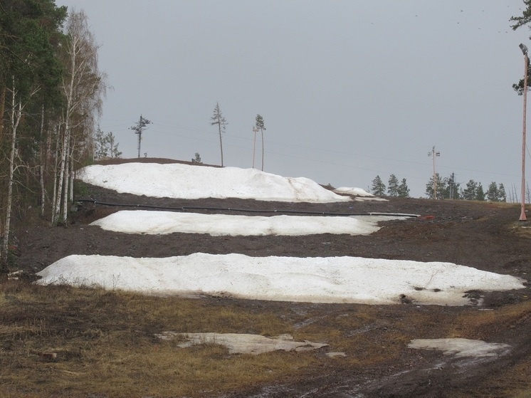     Уктусские горы весной. Фото: Николай Курилов / МК-Урал.