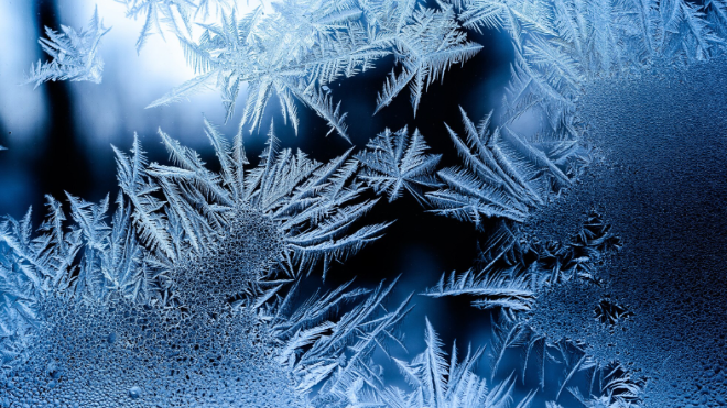 Фото: https://ru.freepik.com/free-photo/beautiful-frost-pattern-window_7747941.htm#